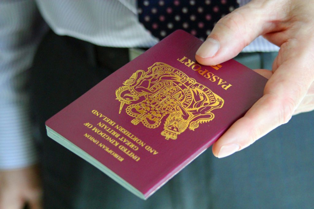 Для чего переводить и заверять паспорт иностранным гражданам?